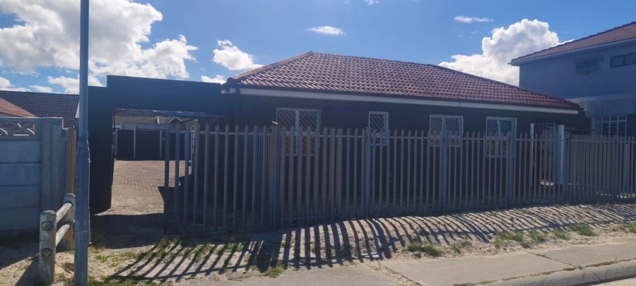5 Bedroom Property for Sale in Strandfontein Village Western Cape